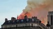La aguja de Notre Dame se viene abajo por el incendio