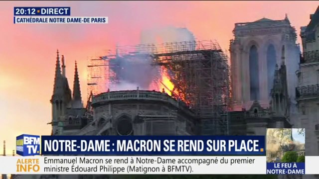 La flèche de Notre-Dame en feu s'effondre