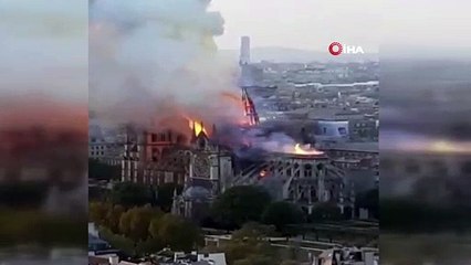-  Yanan Notre Dame Katedrali'nin Kulesi Çöktü