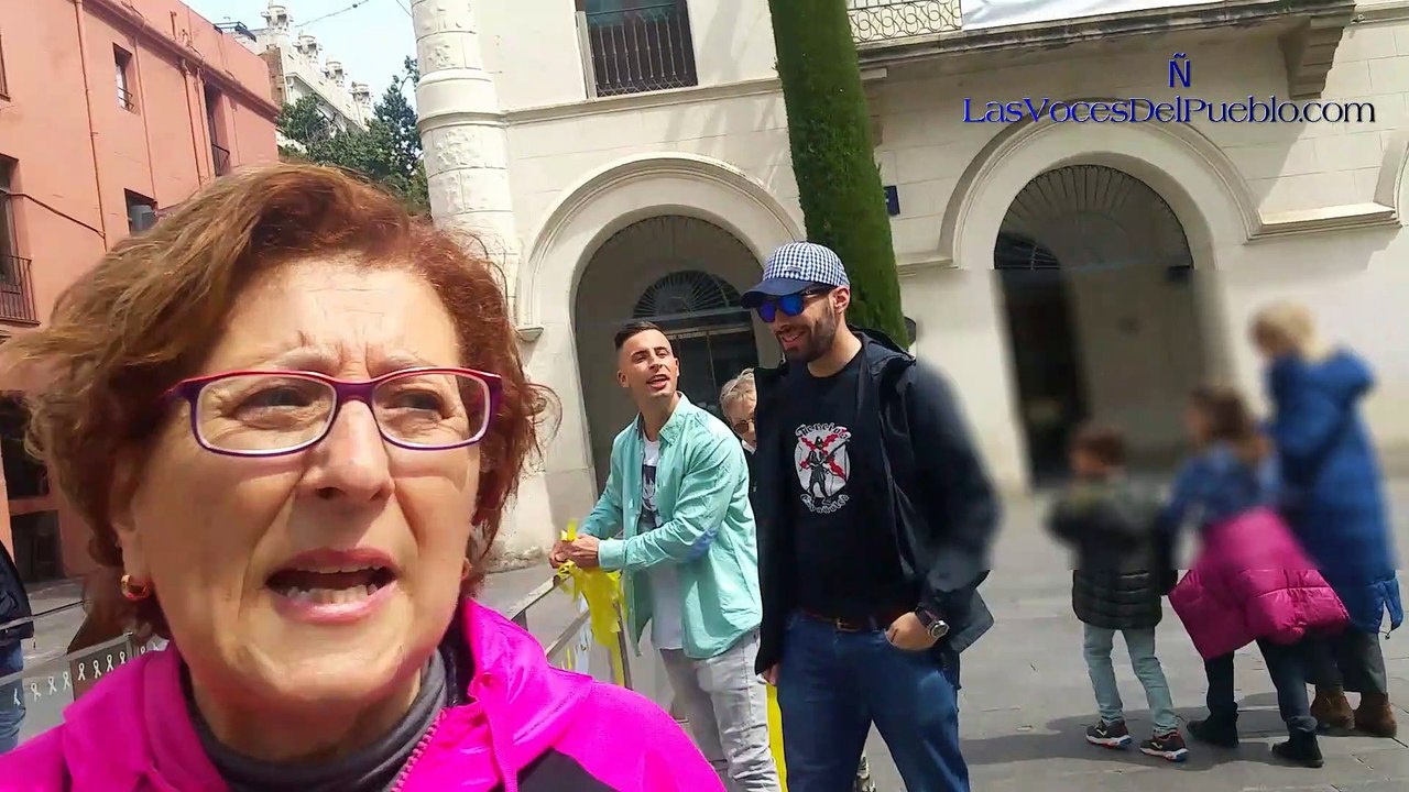 La Resistencia quita los lazos en Badalona increpada por independnentistas