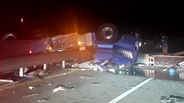 충남 당진 트레일러 전복...운전자 숨져 / YTN