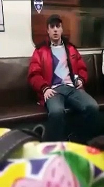 Les joies de prendre le métro à Saint-Pétersbourg ! Que des dingues...