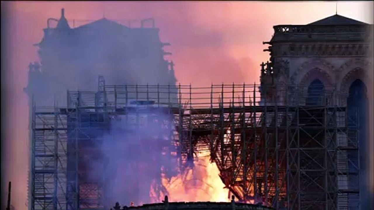 "La charpente qui vient de s'écrouler était d'origine. Le bois avait 850 ans d'âge", témoigne Noëlle, guide à Notre-Dame depuis 10 Ans