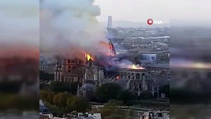 Yanan Notre Dame Katedrali'nin kulesi çöktü