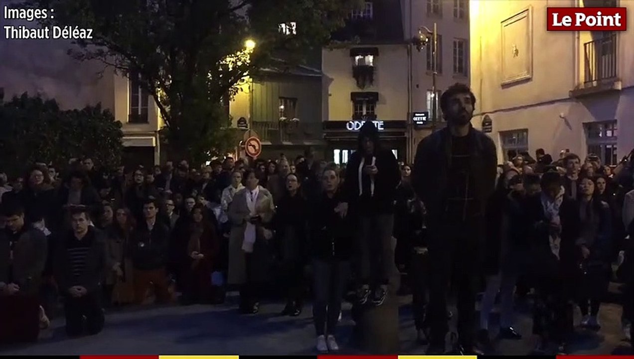 Incendie à Notre-Dame : une centaine de personnes prient face à la cathédrale