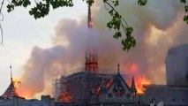 프랑스 파리 노트르담 대성당 화재...첨탑 무너져 / YTN