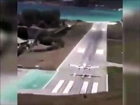 Un avion rate son atterrissage et fini dans le sable