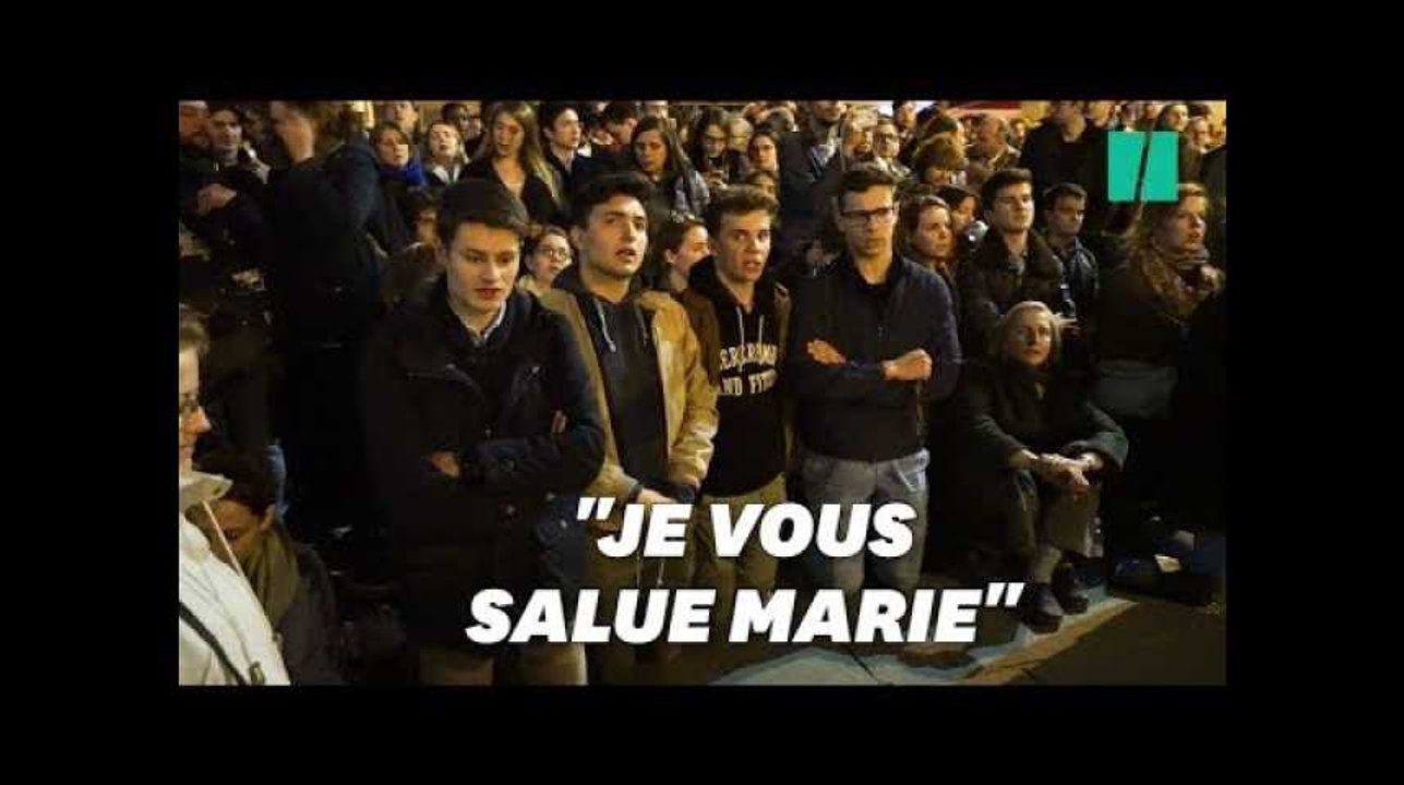 Face à Notre-Dame en flammes, les parisiens prient, genoux à terre