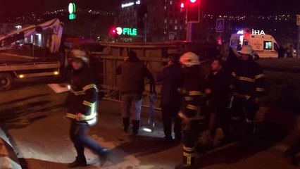 Kavşakta 3 Araç Birbirine Girdi: 8 Yaralı