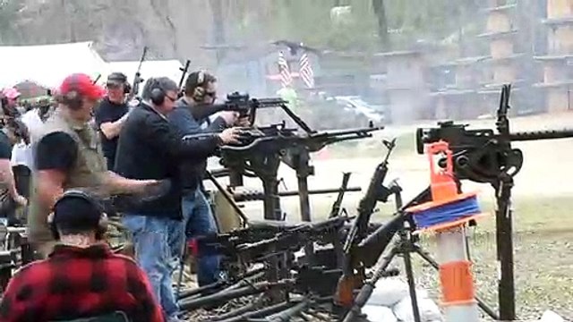 Aux Etats-Unis un salon de la mitrailleuse attire des milliers de visiteurs