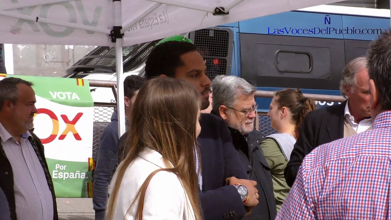 VOX derrota al independentismo y recibe a su candidato entre aplausos en Sabadell