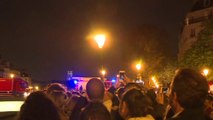 Notre-Dame : les pompiers applaudis par les passants
