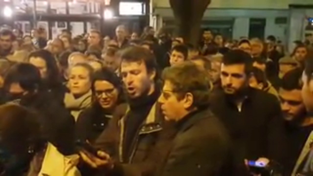 Notre-Dame de Paris : des fidèles se réunissent pour chanter face aux flammes