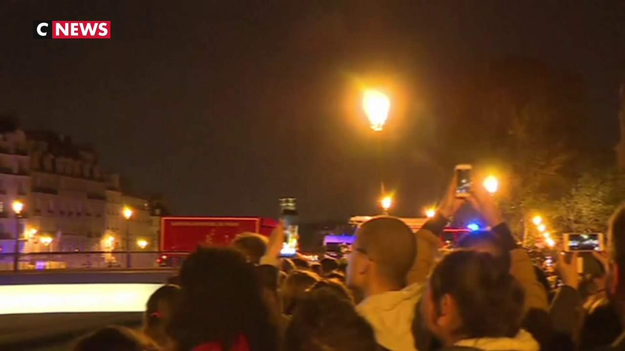 Incendie de Notre-Dame de Paris : les pompiers applaudis par les passants