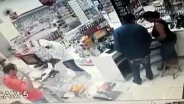 Vídeo mostra ação ladrões em farmácia na Av. Brasil