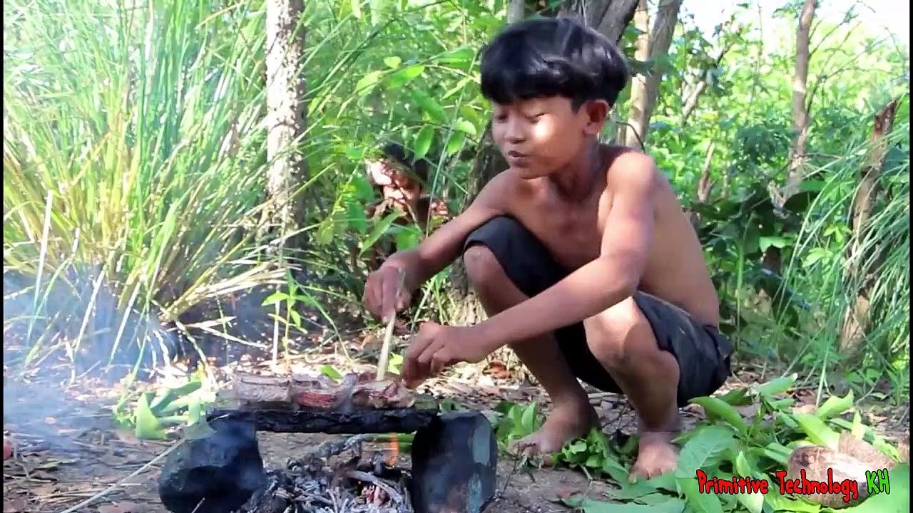 La Technologie Primitive - Manger de délicieuses - Génial cuire le porc vache sur un rocher