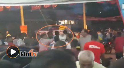 Bertumbuk di luar bilik gerakan HARAPAN