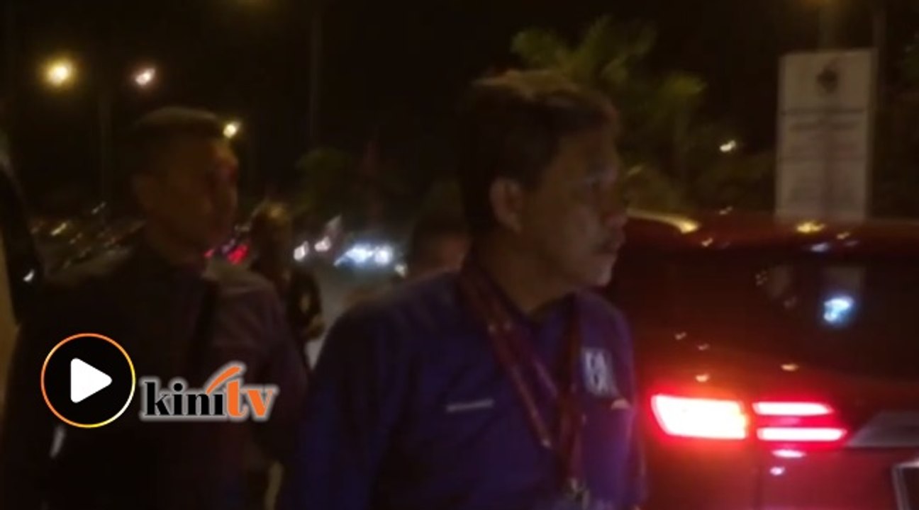 Penyokong sorak 'hidup Tok Mat' di luar dewan sekolah