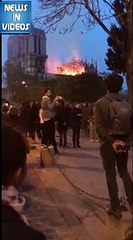 مشهد يذيب القلوب لباريسبون يركعون ويرتلون الصلوات حزناً على نوتردام