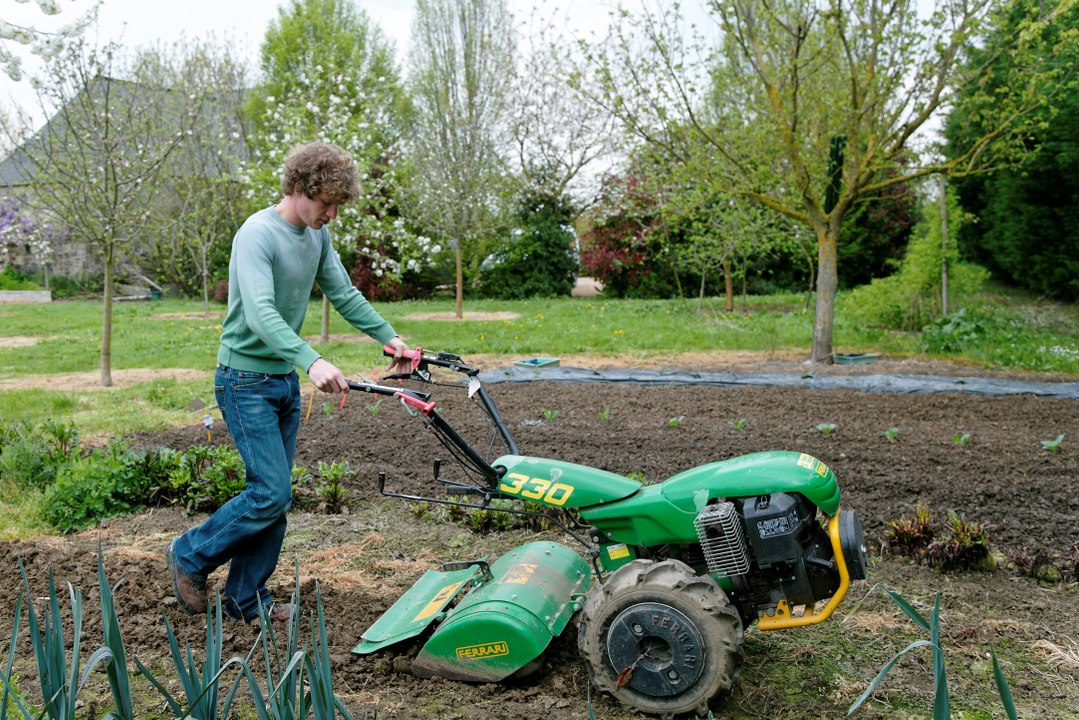 Vos Questions Jardin Doiton passer le motoculteur dans le jardin Vidéo Dailymotion