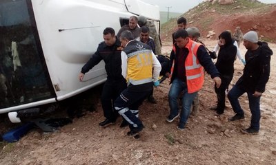 Diyarbakır’da yolcu midibüsü devrildi: 1’i ağır 13 yaralı