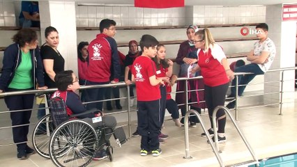 Engellerini kulaç atarak aştılar