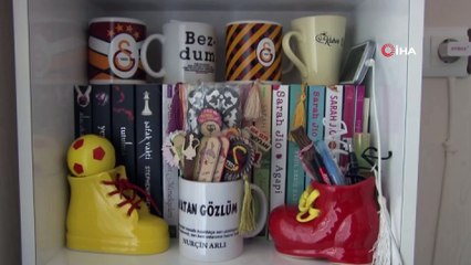 3 makineye bağlı olmasına rağmen, tek parmakla 3'üncü kitabını çıkardı