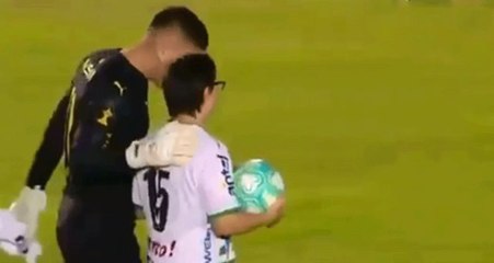 Maçın Ardından Down Sendromlu Taraftarın Penaltı Atması İçin Kaleye Geçti