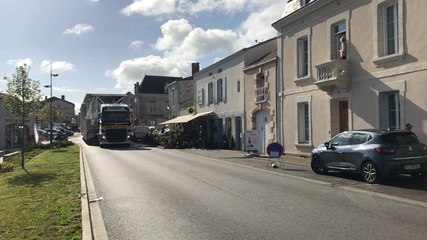 Un convoi exceptionnel traverse Mareuil-sur-Lay