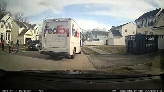 Un livreur FedEx s'arrête pour marquer un panier de basket