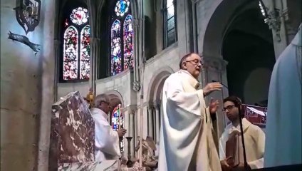 Les fidèles de la cathédrale de Besançon en communion avec ceux de Paris