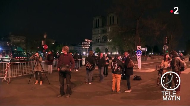 Incendie de Notre-Dame de Paris : les Parisiens se recueillent