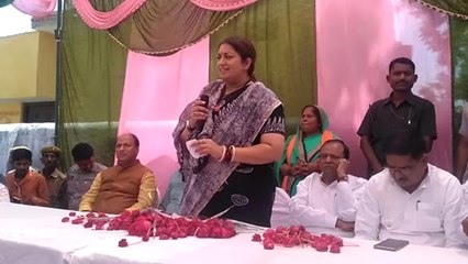 कमल का बटन दबाओ, 13 रुपए किलो की शक्कर पाओ: स्मृति ईरानी