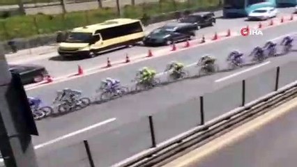 Bisiklet turunda geçişi izleyen sürücü böyle kaza yaptı