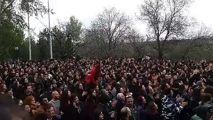 ODTÜ'de yüzlerce öğrenci rektörlük önünde buluştu