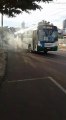 Mulher flagra fumaça saindo de ônibus de transporte público