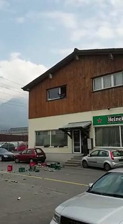 Cette femme jetait des bières depuis la fenêtre d'un bar en criant "Wakanda Forever"