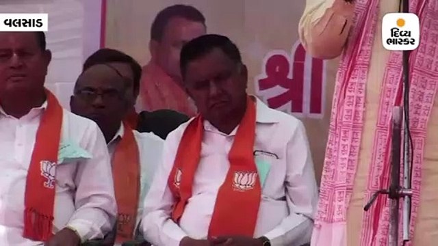 વલસાડ બેઠકના ભાજપના ઉમેદવાર કે.સી. પટેલ મુખ્યમંત્રીના ભાષણ સમયે બીજીવાર ઉંઘતા ઝડપાયા