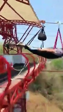 Vous allez souhaiter être à la place de cet homme dans cette tyrolienne