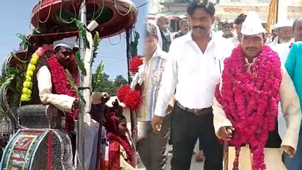 राहुल और स्मृति को चुनौती देने मैदान में उतरा यह दिव्यांग प्रत्याशी, बग्घी पर सवार होकर किया नामांकन