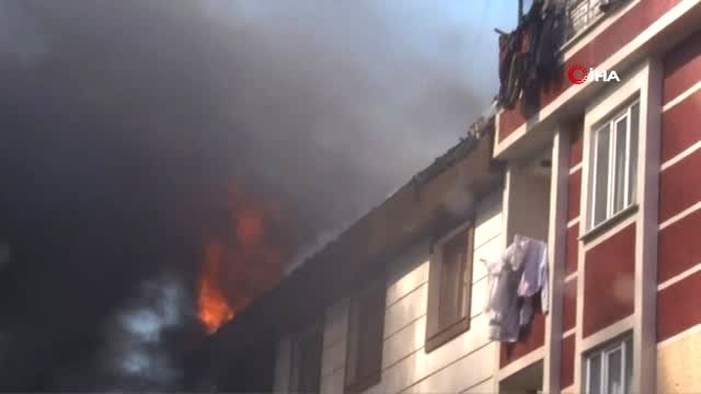 Esenyurt'ta 5 Katlı Binanın Çatısında Yangın Çıktı