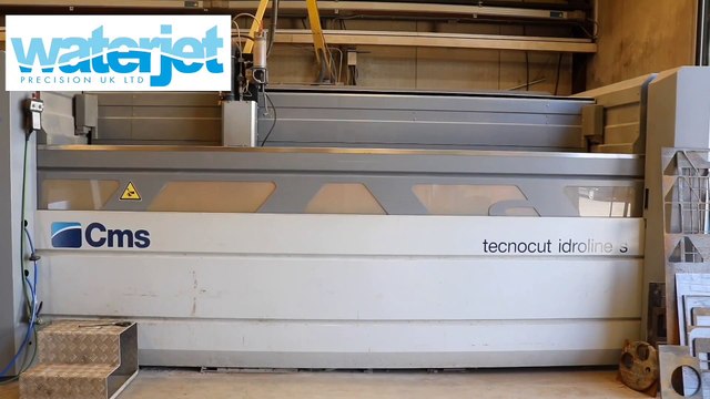 Couper un iPhone au jet d'eau, cette machine le fait !