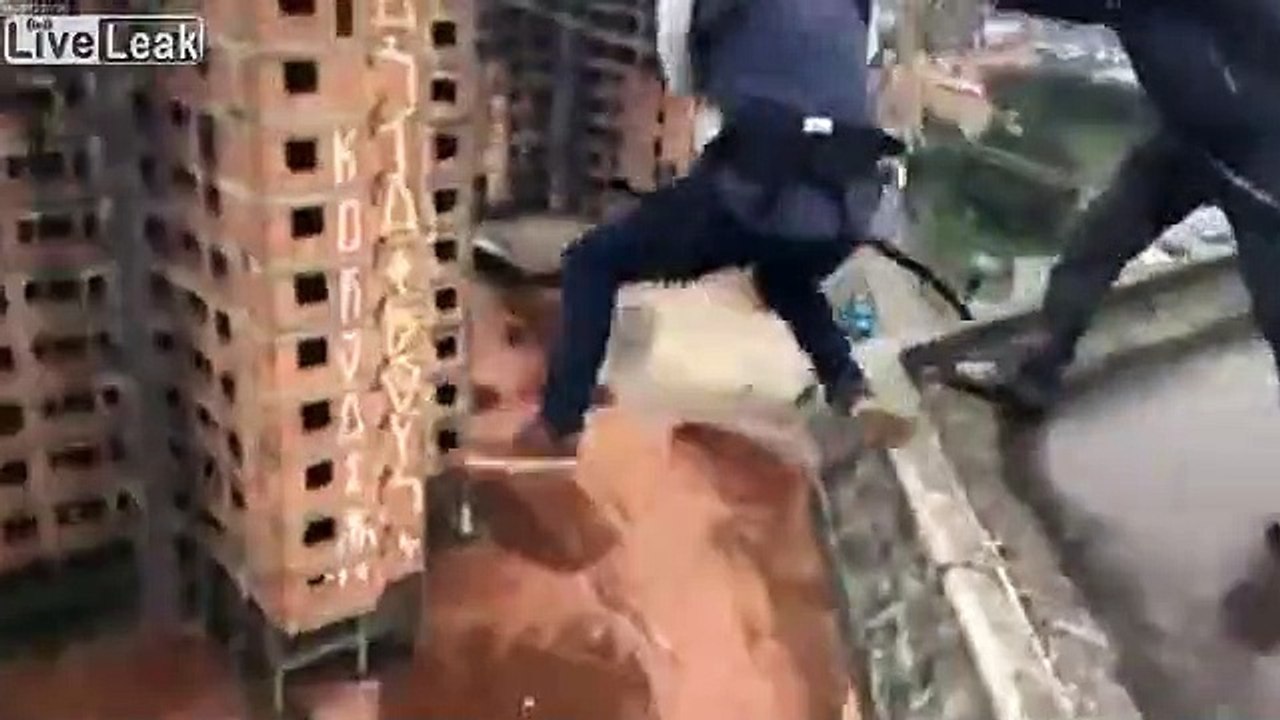 Cet ouvrier se jette dans le vide accroché à une corde, du toit d'un immeuble en construction !