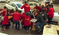 Otomobil, Galatasaraylı taraftarların arasına daldı!