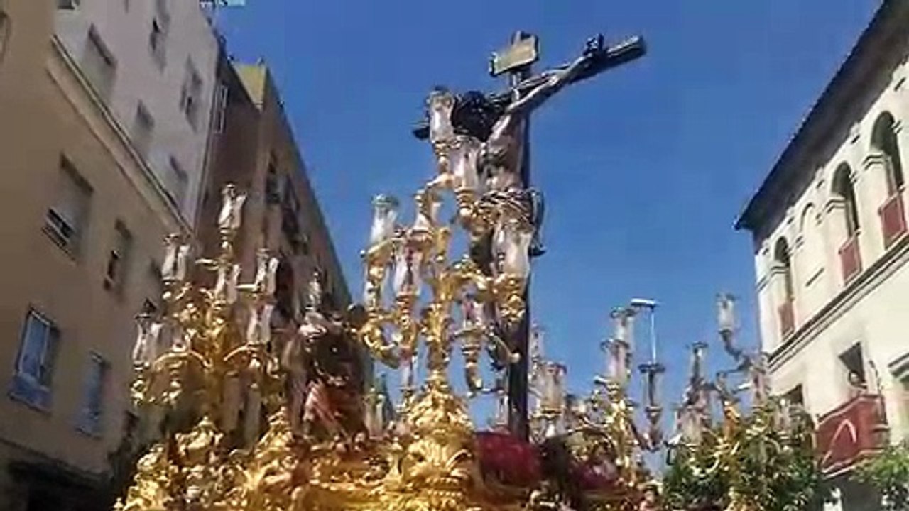 Cristo de la Sangre de San Benito empieza a realizar su estación de penitencia