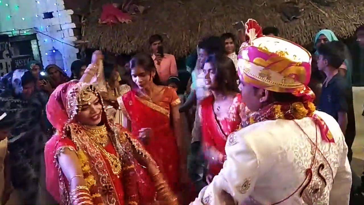 दूल्हा दुल्हन का जबरजस्त डांस ऐसा डांस कभी नही देखा होगा
