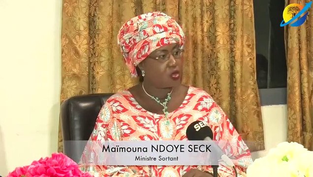 Passation de service au Ministère des Transports Aériens entre le Ministre sortant Mme Maïmouna NDOYE SECK et le Ministre entrant M. Alioune SARR