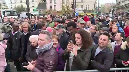 Notre-Dame: tristesse et stupéfaction des touristes