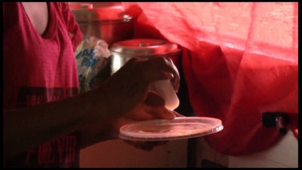 Sem energia elétrica há um ano, mulher precisa de auxílio