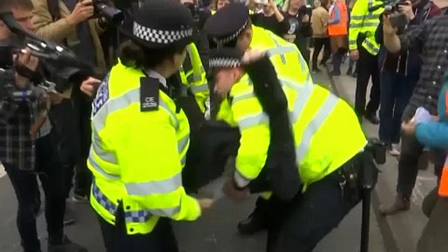 Polícia britânica detém mais de uma centena de ativistas